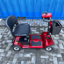 SEEDREAM S-02 permobil snett framifrån i färgen röd