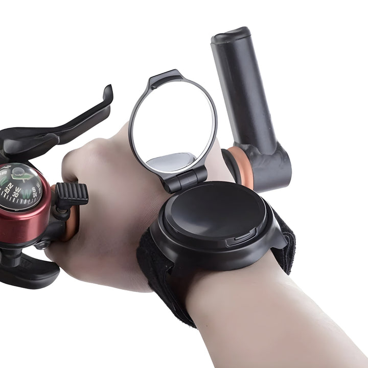 Person som bär smart backspegel med armband