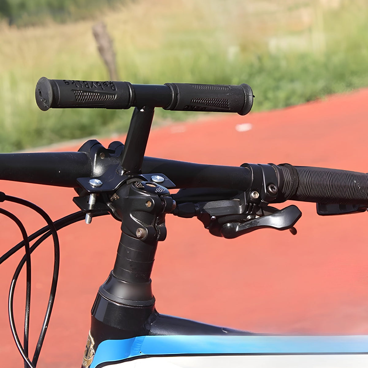 Smart barnsits Pro på cykelstyret i närbild