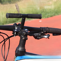 Smart barnsits Pro på cykelstyret i närbild