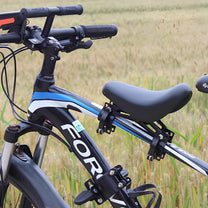 Smart barnsits Pro på cykeln, sedd framifrån