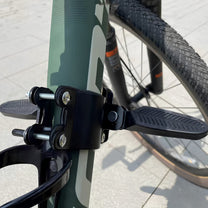 Smart barnsits Pro på cykeln, sedd snett