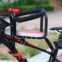 Smart barnstol för cykelram i rött på plats på cykeln