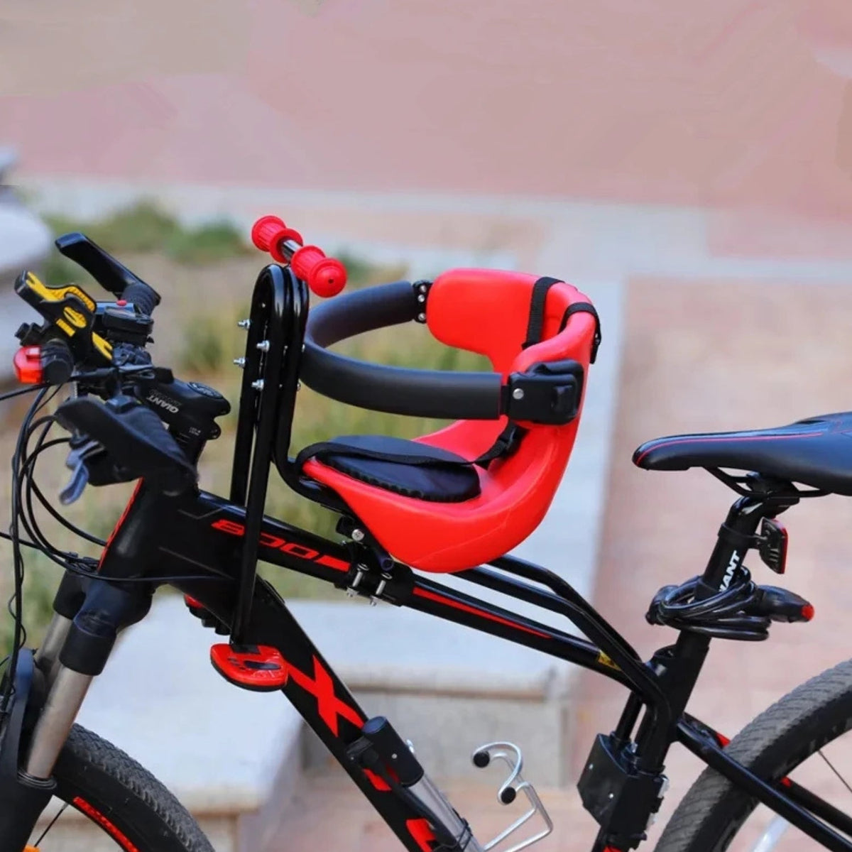 Smart barnstol för cykelram i rött på cykeln, sedd från sidan