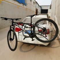 Smart cykelhållare Pro med en cykel, sedd från sidan