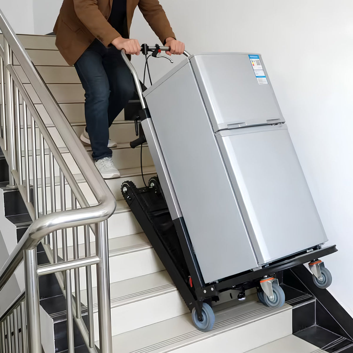 Smart elektrisk trappklättrande transportvagn med last i en trappa