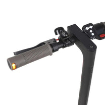 Smarta gummihandtag med blinkers på elsparkcykeln, sedd snett