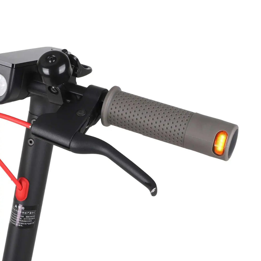 Smarta gummihandtag med blinkers på elsparkcykeln i närbild