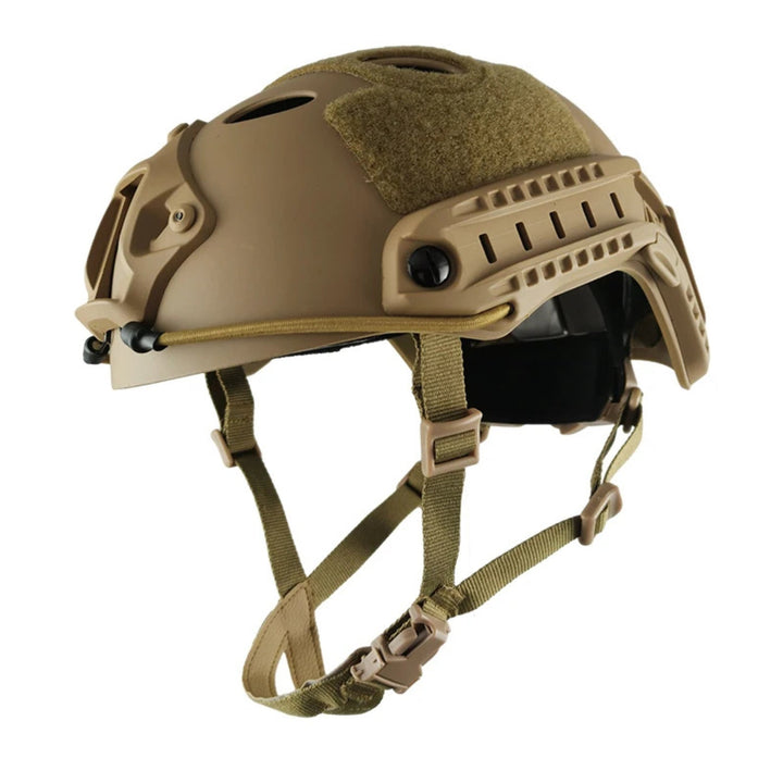 Smart hjälm Military Edition i beige, sedd snett