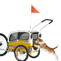 Hund hoppar in i Smart 20303B cykelvagn för husdjur i gult