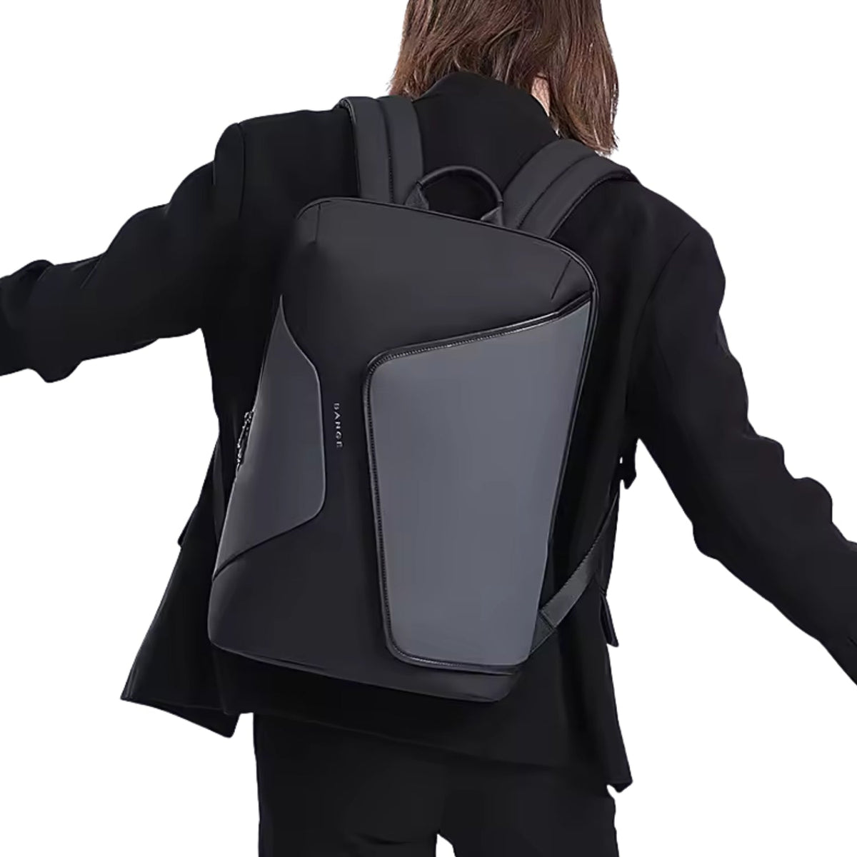 Person som bär smart ryggsäck Business Edition, sedd bakifrån