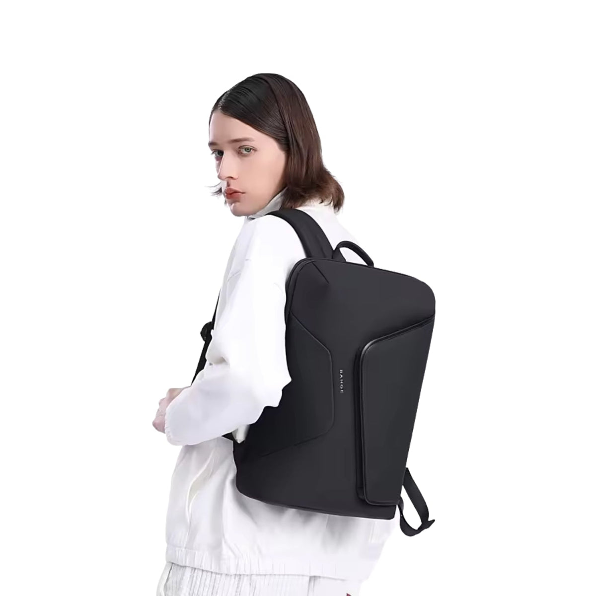 Person som bär smart ryggsäck Business Edition, sedd från sidan