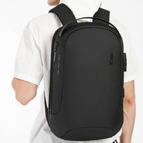 Person som bär smart ryggsäck Pro, sedd bakifrån