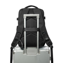 Smart ryggsäck Vacuum Edition i svart på handtaget till en resväska