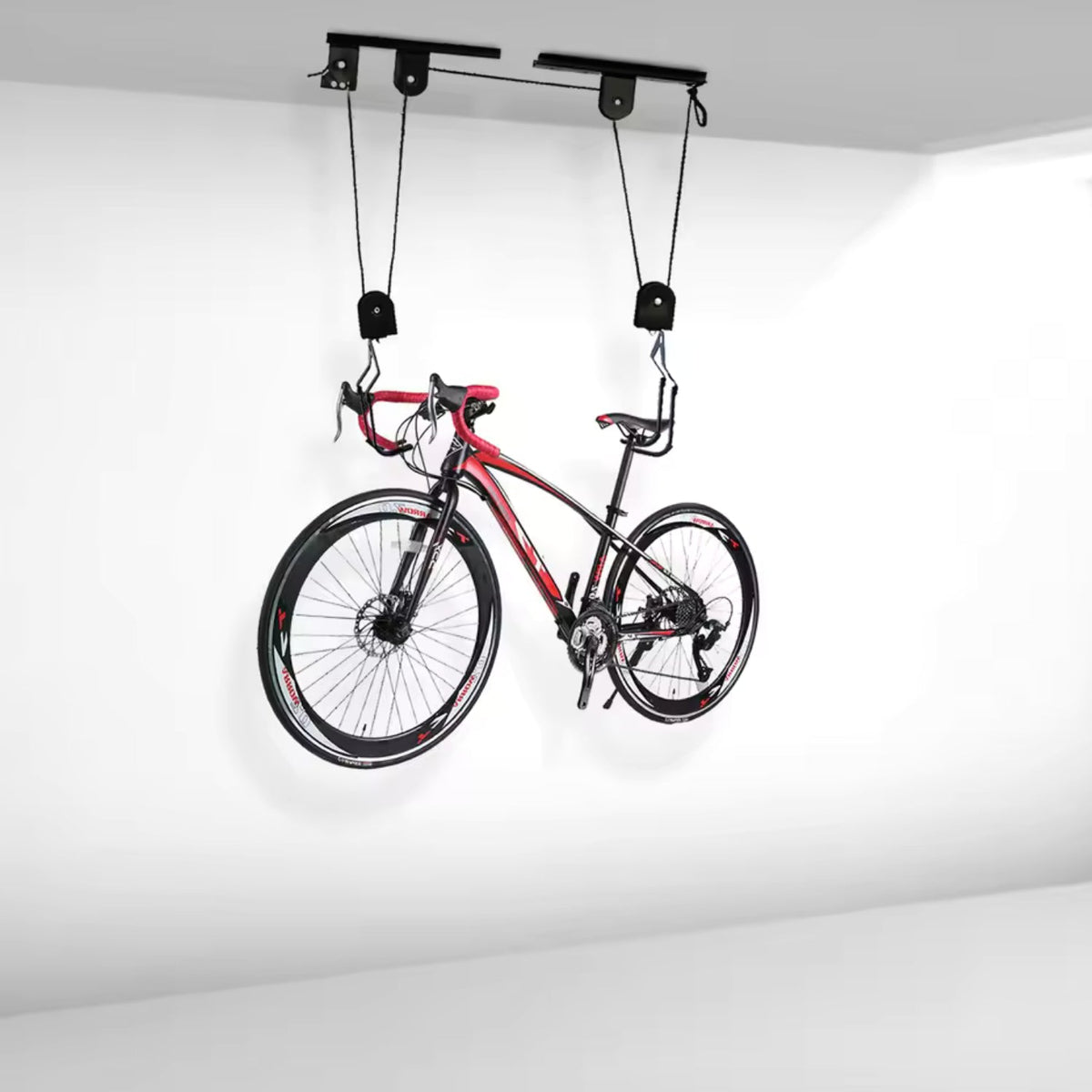 Smart takfäste för cykel med en cykel i taket, sedd från sidan