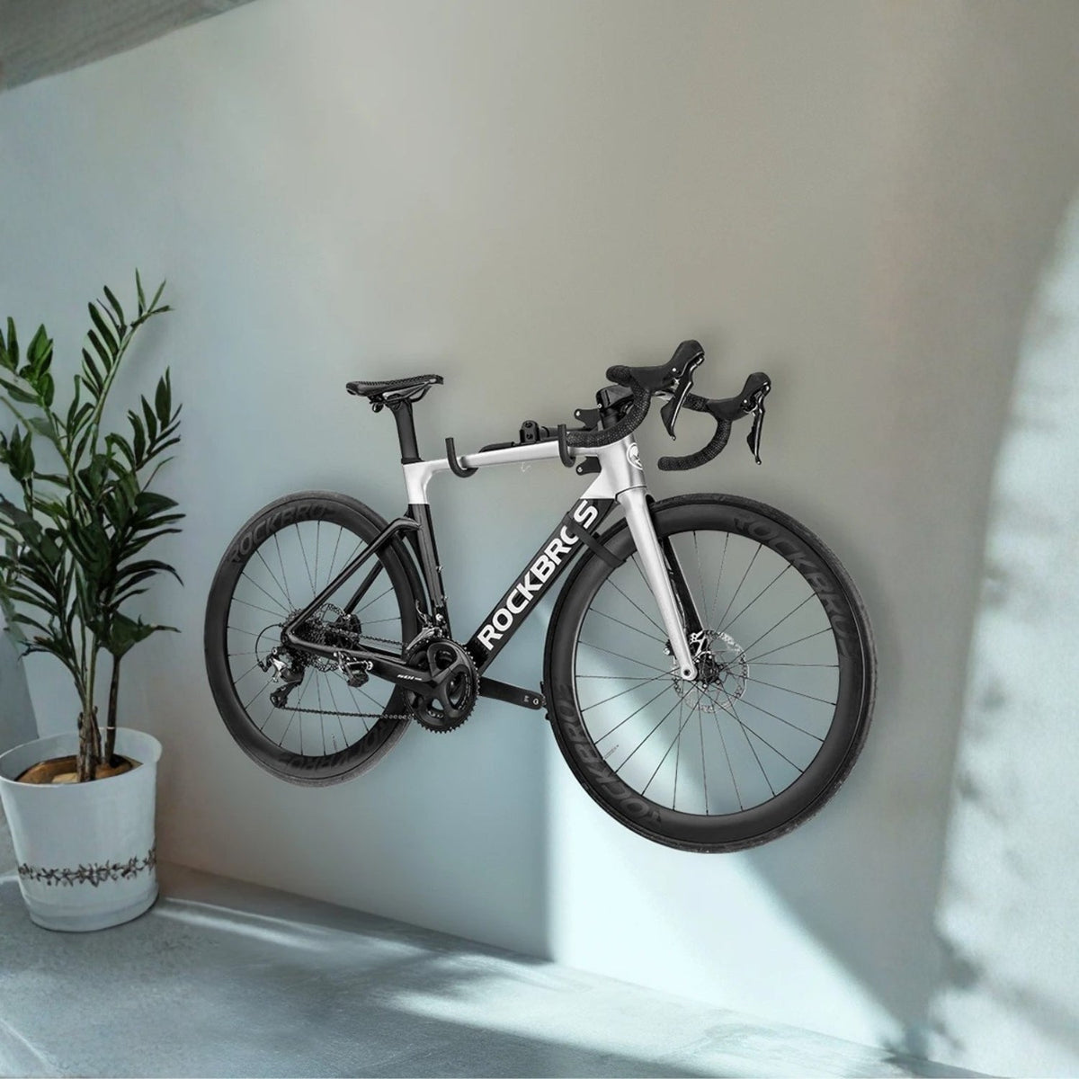 Smart väggfäste för cykel med en cykel upphängd på väggen