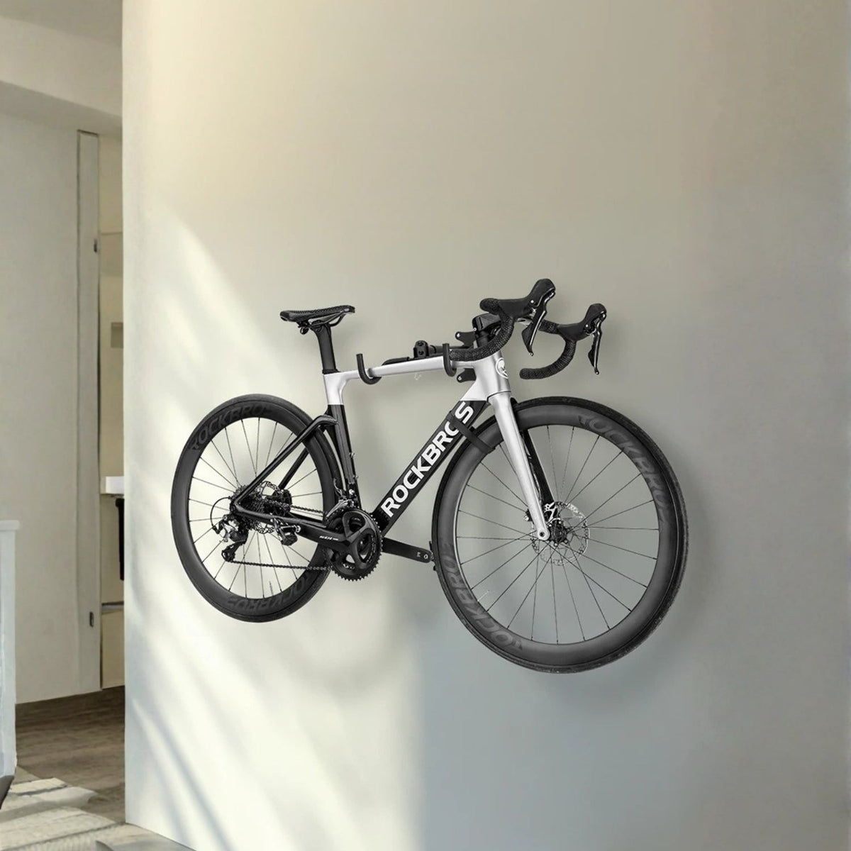 Smart väggfäste för cykel med en cykel på väggen i närbild
