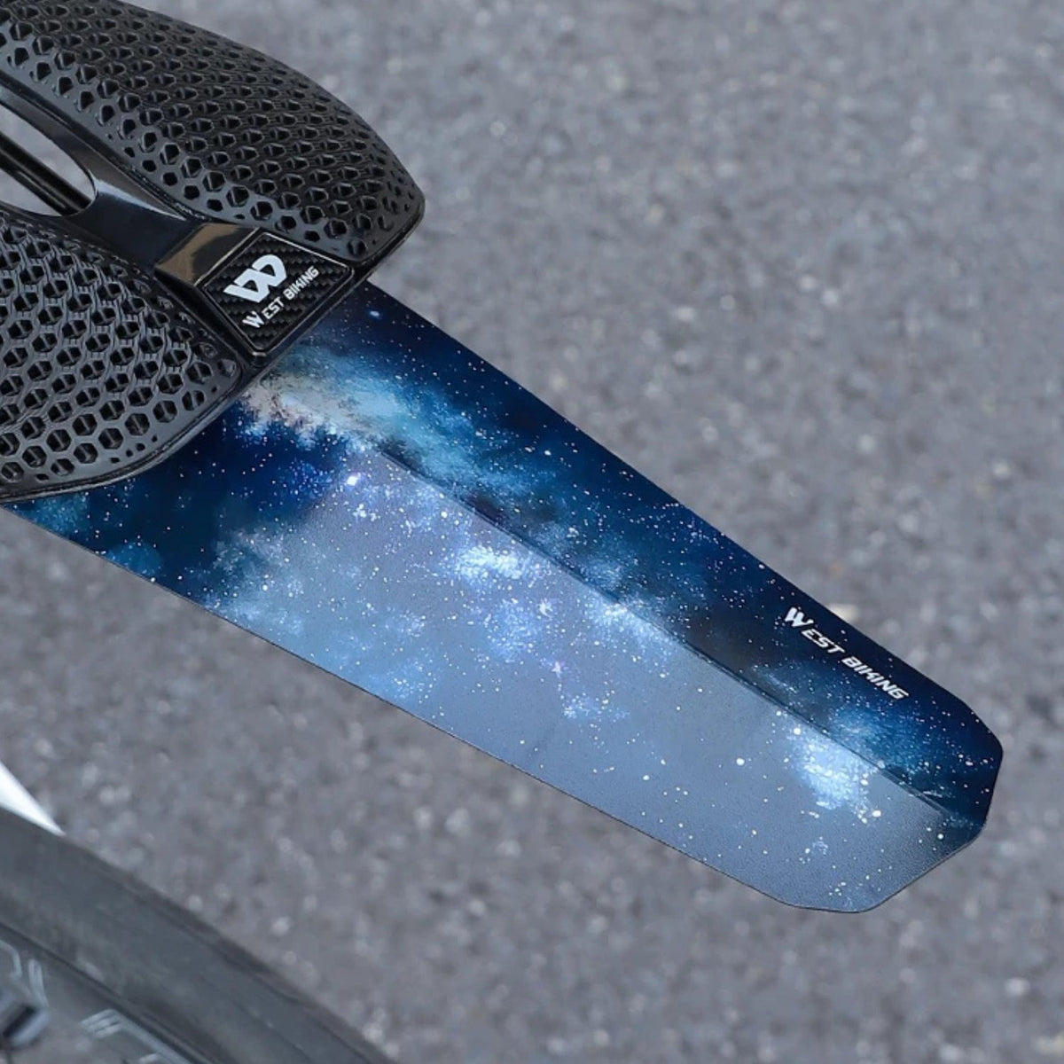 Bakre stänkskärm för cykel i blått i närbild