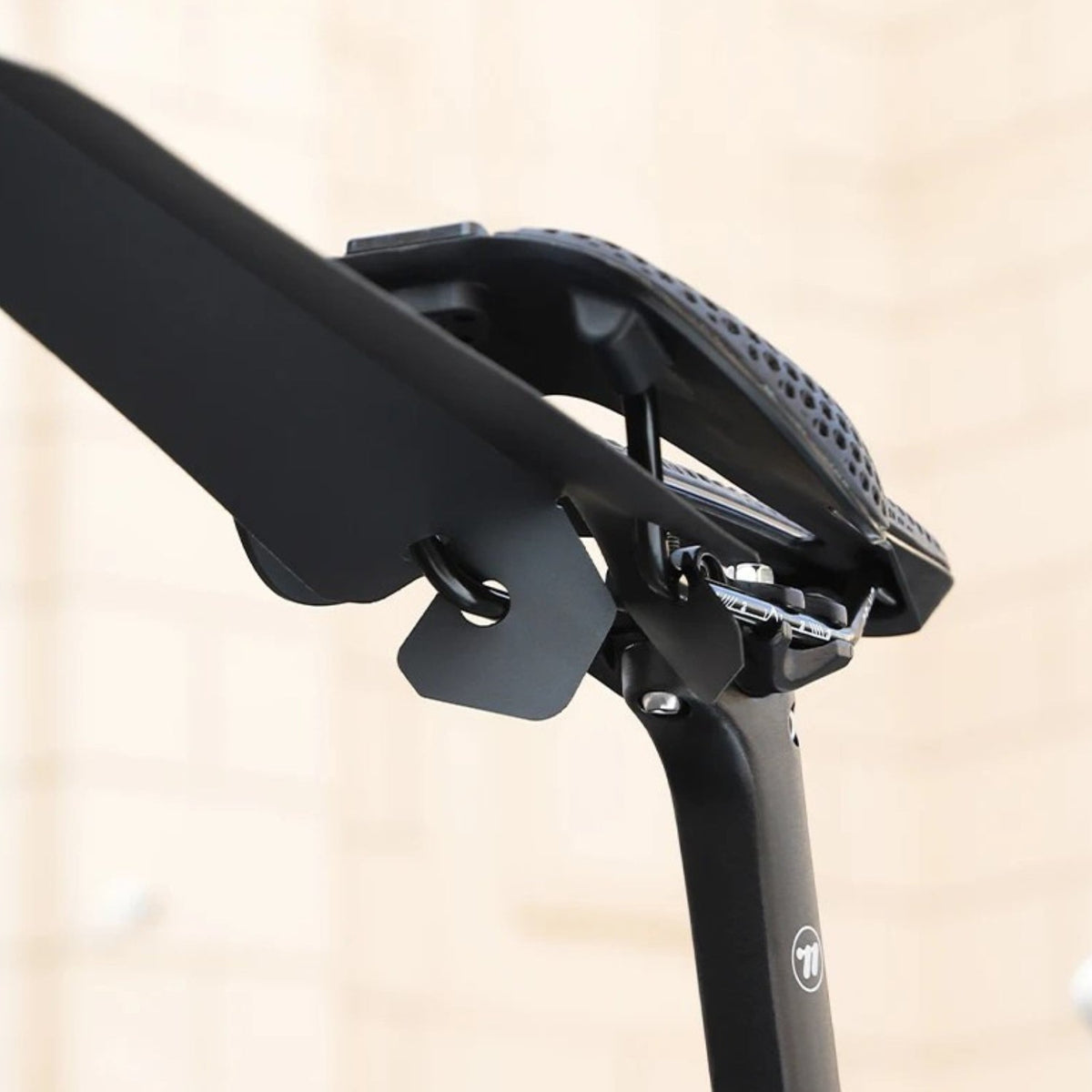 Bakre stänkskärm för cykel i svart på cykeln, sedd snett
