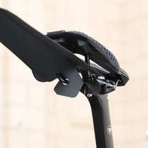Bakre stänkskärm för cykel i svart på cykeln, sedd snett