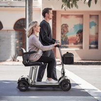 Kvinna sitter på Sweetrich Air Traveller permobil i stadsmiljö