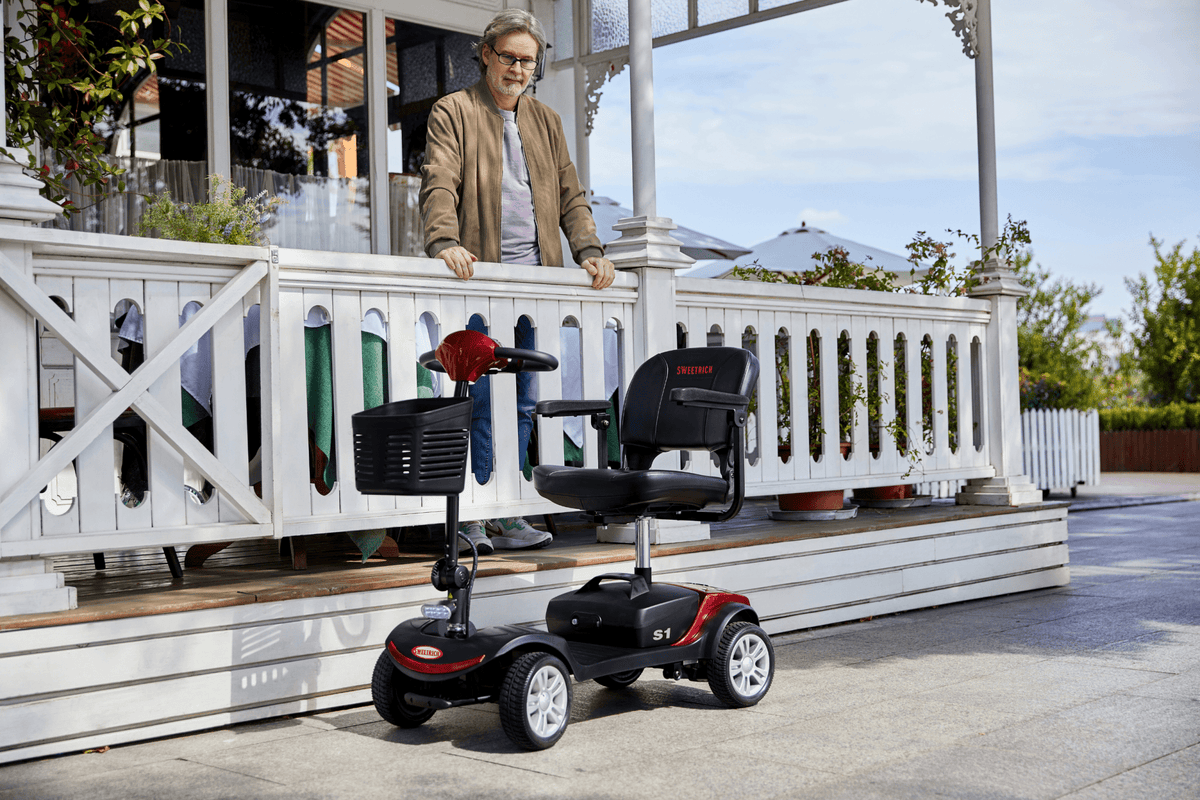 Man står med Sweetrich S1 Sport permobil
