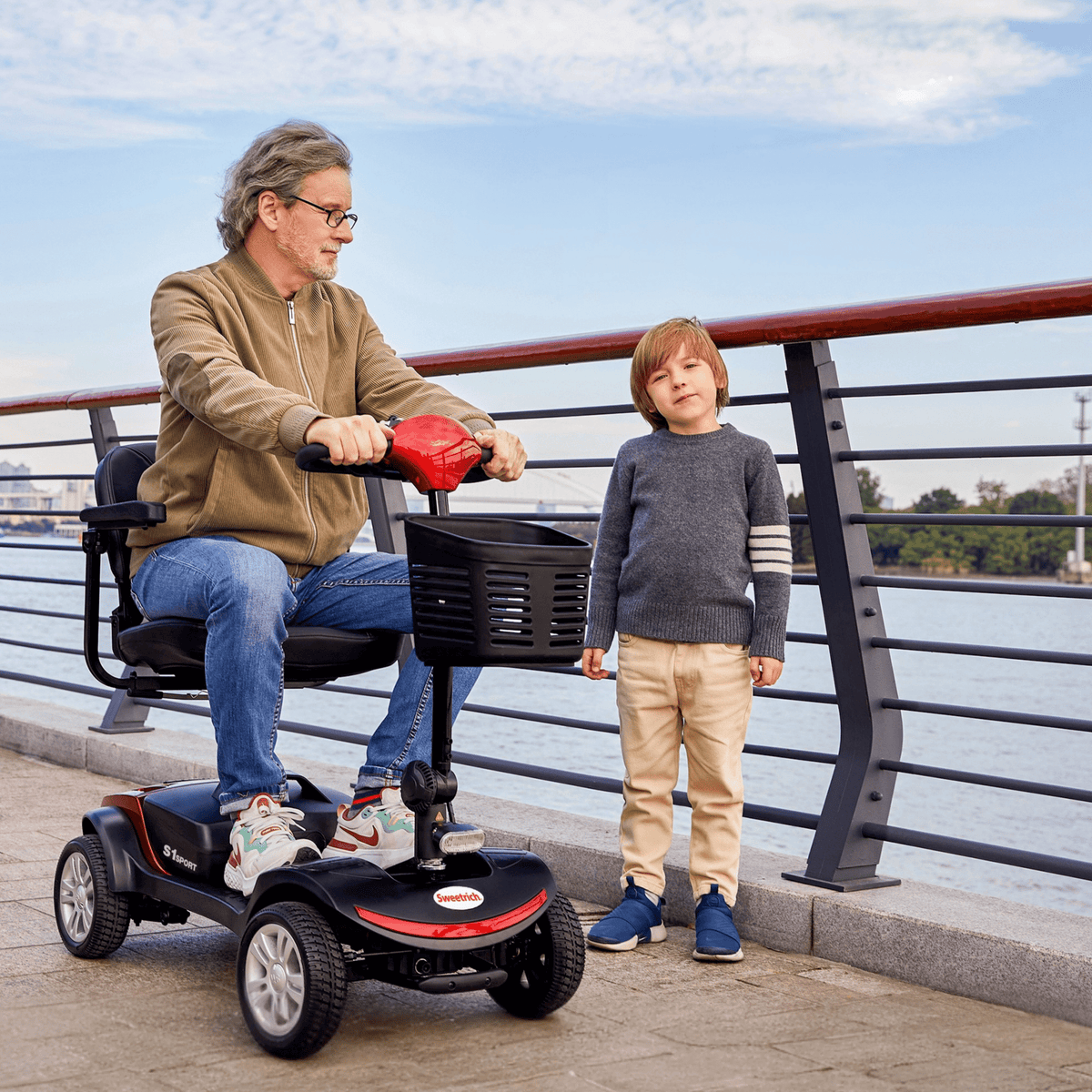 Äldre man sitter på Sweetrich S1 Sport permobil
