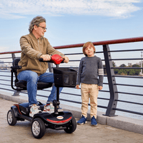 Äldre man sitter på Sweetrich S1 Sport permobil