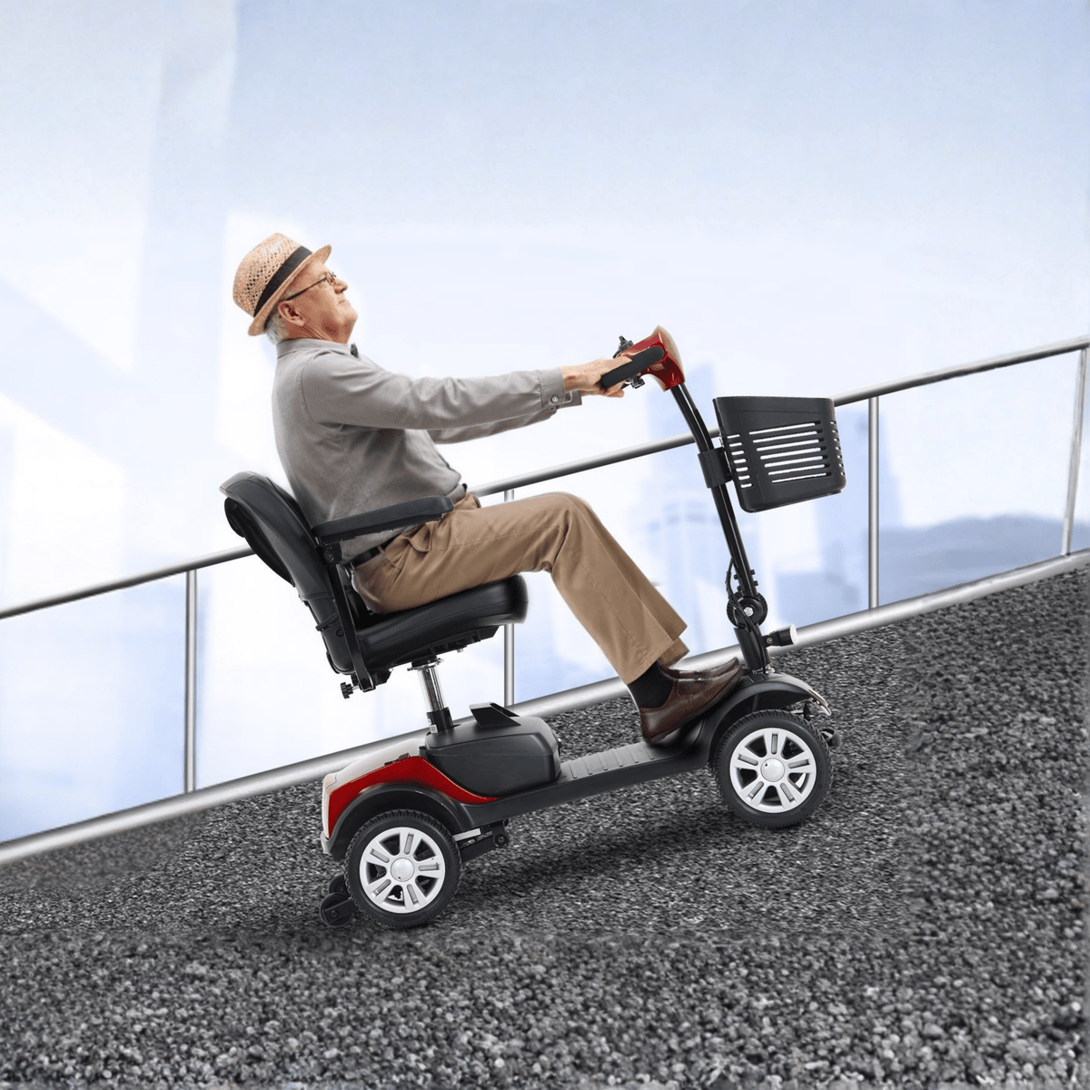 Äldre man sitter på Sweetrich S1 Sport permobil