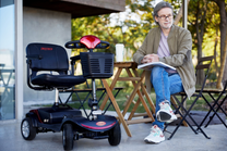 Person sitter bredvid Sweetrich S1 Sport permobil