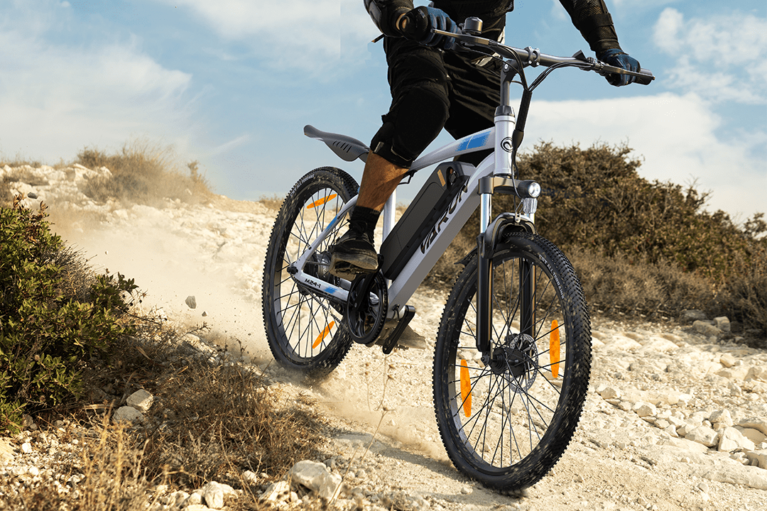 Förare kör VARUN M24-1 elmountainbike i terräng