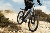 Förare kör VARUN M24-1 elmountainbike i terräng