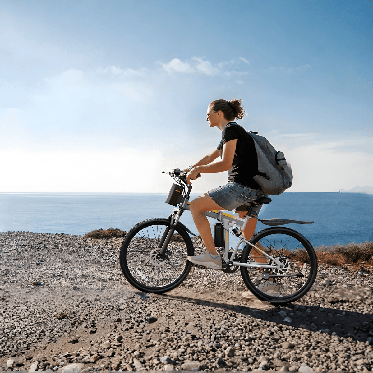 Person som kör VARUN M26-3 Pro elmountainbike i färgen svart vid havet