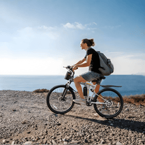 Person som kör VARUN M26-3 Pro elmountainbike i färgen svart vid havet