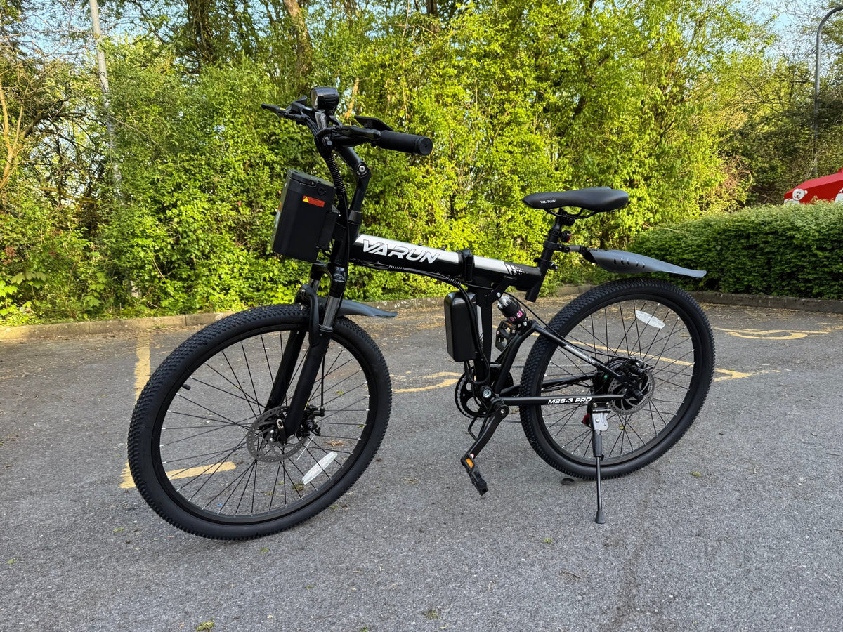 VARUN M26-3 Pro elmountainbike sedd från sidan i färgen svart parkerad