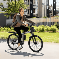 Person som kör VARUN M26-3 Pro elmountainbike i stadsmiljö