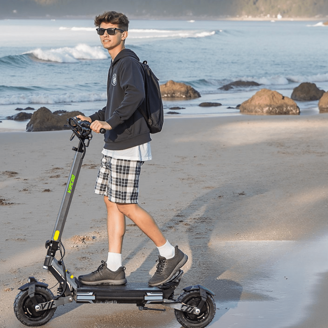 Man som kör VIPCOO VS6 elsparkcykel vid havet