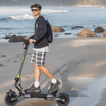 Man som kör VIPCOO VS6 elsparkcykel vid havet