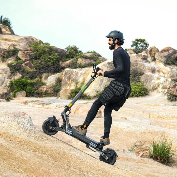 Man som kör VIPCOO VS6 elsparkcykel på en stig