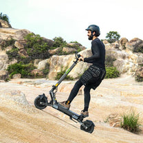 Man som kör VIPCOO VS6 elsparkcykel på en stig