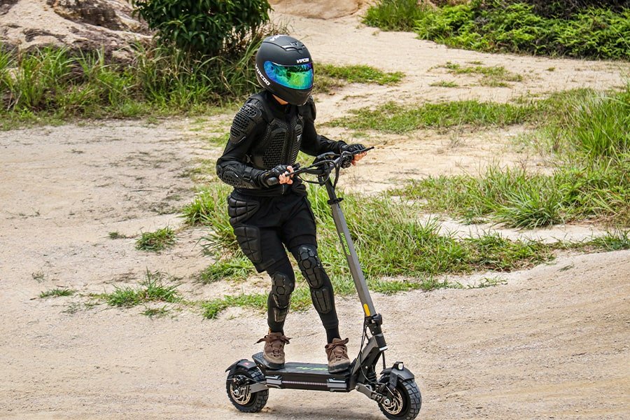 Person som kör VIPCOO VS6 Pro elsparkcykel på en stig