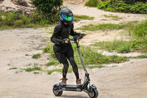 Person som kör VIPCOO VS6 Pro elsparkcykel på en stig