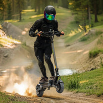 Person som kör VIPCOO VS6 Pro elsparkcykel på en stig