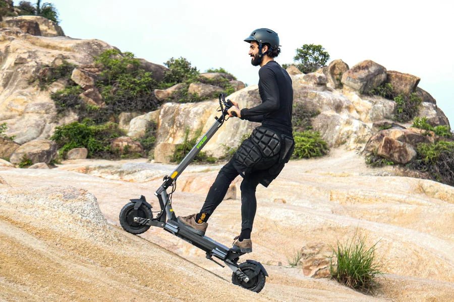 Man som kör VIPCOO VS6 Pro elsparkcykel på en stig
