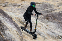 Person som kör VIPCOO VS6 Pro elsparkcykel på en stig