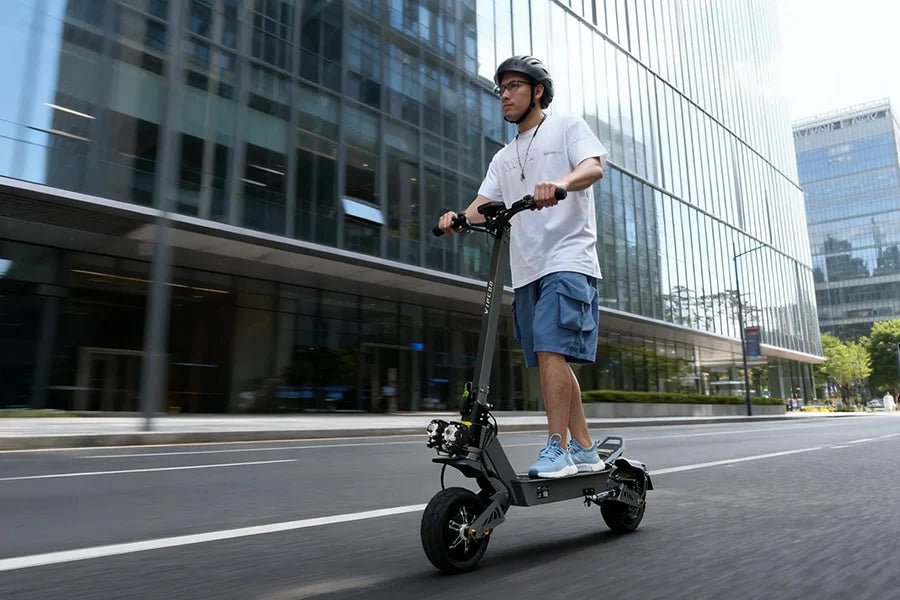 Man som kör VIPCOO VS9 elsparkcykel i stadsmiljö