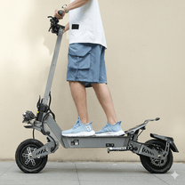 Person står med VIPCOO VS9 elsparkcykel