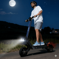 Man som kör VIPCOO VS9 elsparkcykel i kvällsmiljö