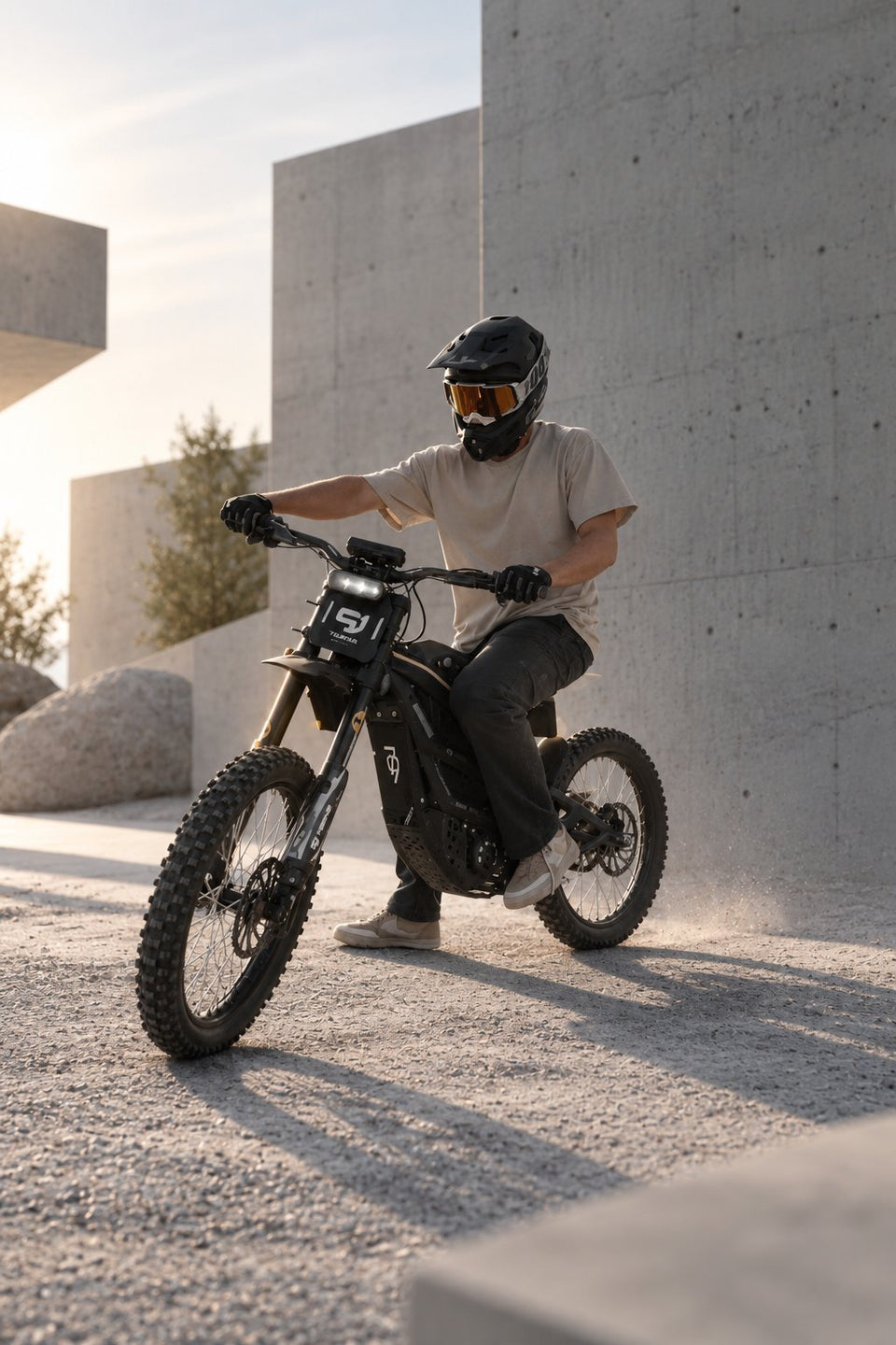 El-cross från Wheelyshop – förare på el-cross i fullvisirhjälm framför modern betongarkitektur