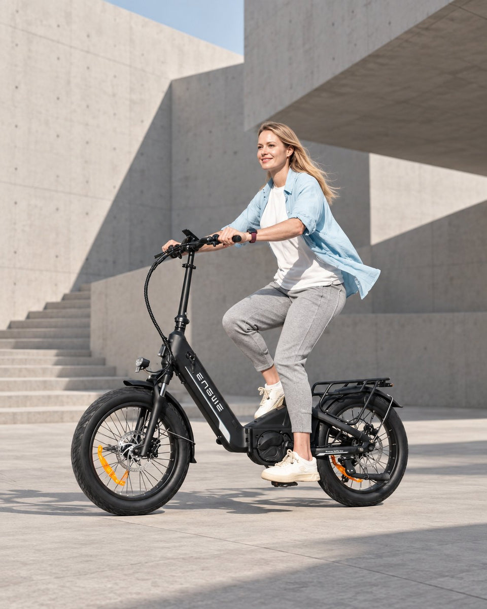 Elcykel från Wheelyshop – cyklist på hopfällbar ENGWE elcykel framför modern betongarkitektur